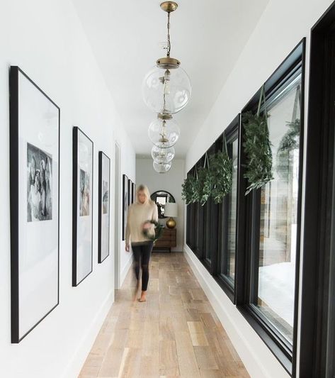 Hallway with large scale art Vstupná Hala, Corridor Design, Hallway Inspiration, 아파트 인테리어, Small Hallways, Style At Home, Hallway Decorating, Design Case, Home Fashion