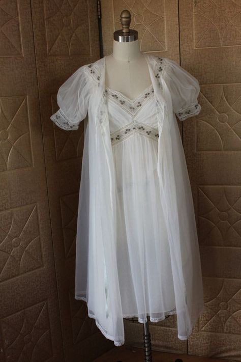 Vintage Pajamas, Lingerie Vintage, Peignoir Sets, 파티 드레스, Old Fashion Dresses, Dr House, Vintage Nightgown, Anne With An E, House Of The Dragon