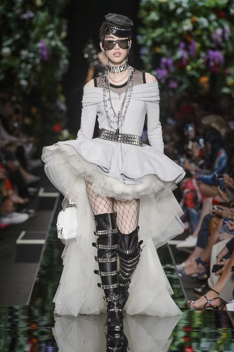 Moschino Spring 2018, Moschino Fashion Show, Moschino Runway, Eccentric Fashion, Moschino Fashion, High Fashion Runway, Unique Womens Fashion, Runway Outfits, Short Gowns