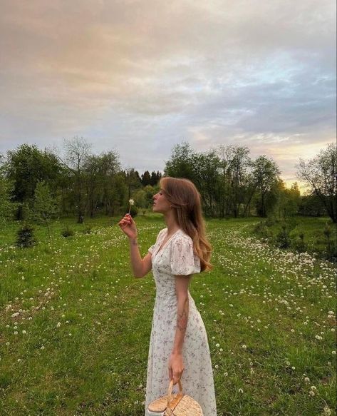 Formal Spring Outfits, Waterfall Picture Ideas, Aesthetic Dress, Picnic Dress, Nature Dress, Spring Girl, Instagram White, Cottagecore Style, Outfits Chic