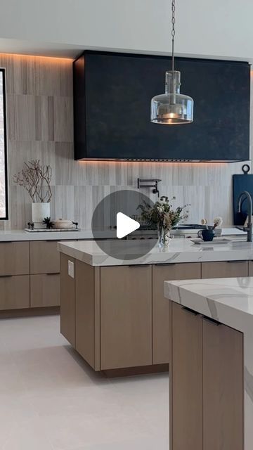 BRADLEY LEAVITT on Instagram: "This amazing kitchen features a custom metal hood and if you look closely, you won’t see any outlets in the backsplash. Design @alishataylorinteriors Architecture @cosan.studio Video @jessefitton @paul_aftconstruction2" Kitchen Videos, Backsplash Design, Amazing Kitchen, Kitchen Trends, Kitchen Features, Custom Kitchen, Custom Metal, Cool Kitchens, Backsplash