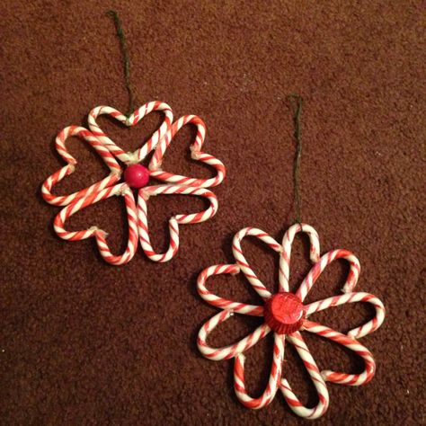 DIY mini candy cane wreaths...just used mini canes, hot glue gun, a peanut butter cup, a Fireball candy, and string! Mini Candy Cane Crafts, Fireball Candy, Candy Cane Wreaths, Peppermint Decor, Patriotic Ornaments, Christmas Candy Crafts, Christmas Candy Cane Decorations, Candy Cane Crafts, Candy Cane Decorations