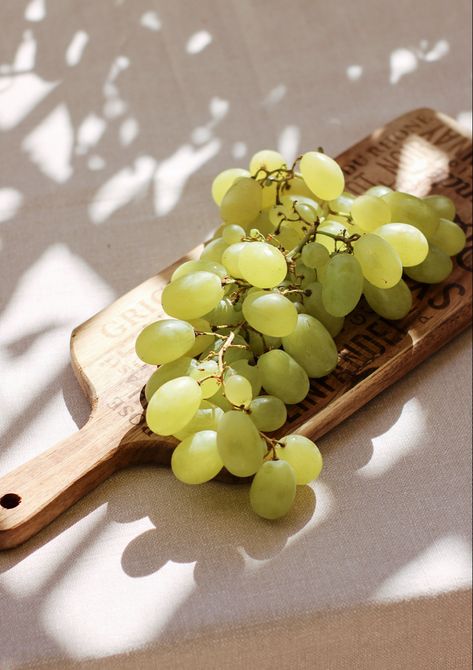 Green Grapes Aesthetic, Grapes Aesthetic, Fruit Photography, Boost Collagen Production, Green Fruit, Green Grapes, Micro Onde, Green Aesthetic, Fruits And Veggies