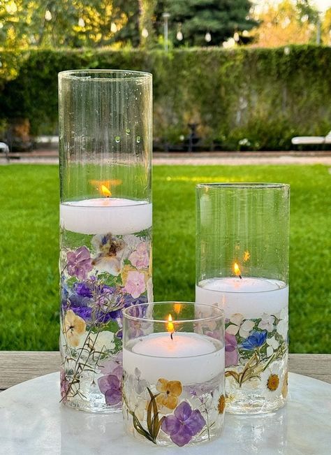 Floating Candles With Flowers Inside, Candles In Glasses Wedding, Pressed Flowers Wedding Decor, Wedding Crafts Diy Homemade, Mason Jar Floating Candles, Clear Orbeez Centerpieces, Floating Candles With Flowers, Floating Wedding Candles, Glass Candle Holders Decorating Ideas