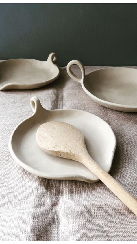 Modern Spoon Rest, Beginner Clay Sculpting Ideas, Easy Hand Built Pottery Ideas, Diy Clay Spoon Rest, Ceramic Spoon Rest Pottery, Diy Spoon Rest, Spoon Rest Diy, Sculpt Ideas, Tv Unit Designs