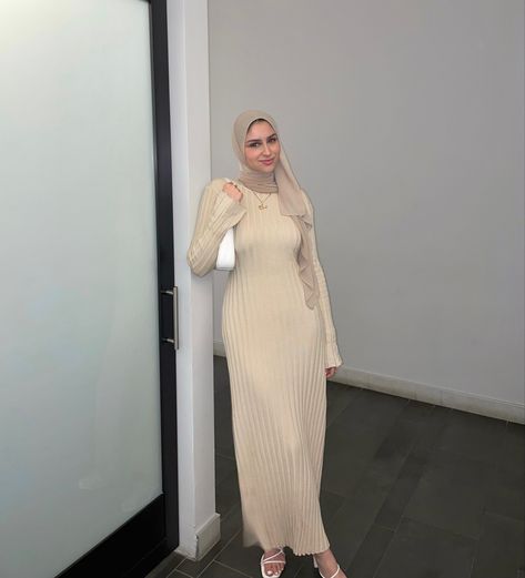 Modest Winter Dresses, Modest Clothing Muslim, Muslim Fashion Dress Modern, Classy Modest Dresses, Bodycon Dress Winter, Modest Christian Clothing, Knitted Dress Outfit, Modesty Dress, Body Con Dress Outfit