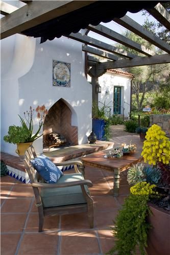 Imagine how beautiful this looks in the warm evening air with a nice fire and a glass of something yummy! Style Hacienda, Spanish Floor Tile, Style Bungalow, Pool Noodle, Spanish Style Home, Casas Coloniales, Hacienda Style, Spanish Style Homes, Mediterranean Decor