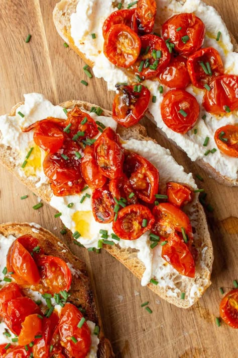 Slow Roasted Cherry Tomato Ricotta Toast – Beat The Budget Tomato And Ricotta, Tomato Snacks, Tomatoes On Toast, Healthy Toast, Ricotta Toast, Cherry Tomato Recipes, Best Brunch Recipes, Slow Roasted Tomatoes, Ricotta Recipes