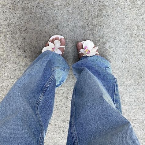 Flower Heels, Quoi Porter, Shoe Inspo, Aesthetic Shoes, Curated Vintage, Jolie Photo, Pretty Shoes, Dream Shoes, Shoe Obsession