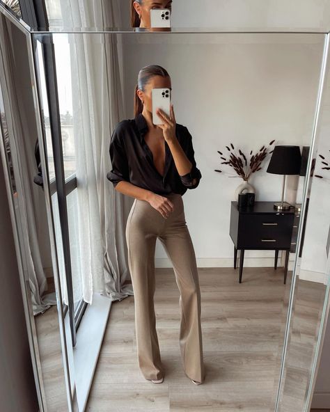 Flare Trousers Outfit, Flare Pants Outfit, Zara Leather Pants, Zara Jumpsuit, High Waisted Flares, Trousers Pants, Flare Trousers, Floral Pants, Zara Pants