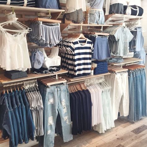 Visual Merchandising Fashion, Brandy Melville Outfits, Clothing Store Displays, Clothing Store Interior, Clothing Store Design, Store Design Boutique, Retail Interior Design, Boutique Display, Aria Montgomery