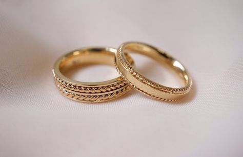 Rope Wedding Band, Simple Ring Design, Jewelry Rings Unique, Tiny Gold Earrings, Women's Wedding Bands, Gold Wedding Bands Women, Gold Wedding Bands, Wedding Necklace Set, Modern Gold Jewelry