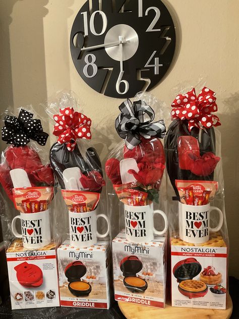 Valentines Mug Gift Ideas, Cup Gift Ideas Filled, Gift Basket Ideas For Mom, Basket Ideas For Mom, Diy Mother's Day Gift Basket, Crafty Christmas Gifts, Cup Gift Ideas, Perfect Gift Basket, Creative Gift Baskets