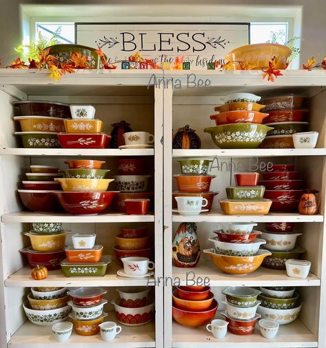 Pyrex Display, Vintage Pyrex Dishes, Pyrex Dishes, Autumn Kitchen, Antique Things, Retro Dishes, Kitchen Goals, Hutch Decor, Pretty Dishes