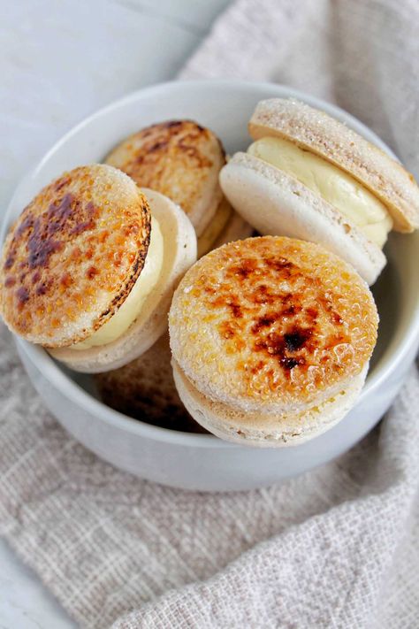 I'm literally obsessed with this crème brûlée macaron recipe! The filling seriously tastes exactly like the dessert. This filling is made with a French meringue buttercream and then the macaron shells are topped with torched sugar. If you want a fun macaron recipe for a wedding, bridal shower, Mother's Day, or just for a party, these are fancy macarons that would be perfect for the occasion. French Meringue Recipe, Fancy French Desserts, Fun Macarons, French Meringue Buttercream, Savory Macarons, Fancy Macarons, Macaron Filling Recipe, Macaron Fillings, Fancy Chocolate