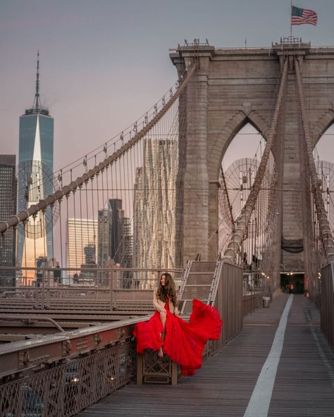 Brooklyn Bridge, New York City Nyc Skyline Photoshoot, Nyc Portrait Photography, New York Poses Photo Ideas, Manhattan Photoshoot, Nyc Instagram Pictures, City Photoshoot Ideas, Sixteen Photoshoot, New York Glamour, Nyc Photoshoot Ideas