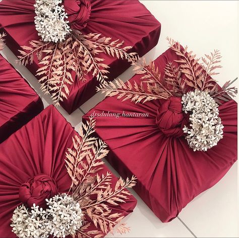 #hantaran #weddingideas Hidden Hantaran Ideas, Wedding Bows Diy, Rapping Gifts, Hidden Hantaran, Indian Wedding Gifts, Wedding Sign Decor, Wedding Gift Pack, Rustic Wedding Gifts, Creative Wedding Gifts