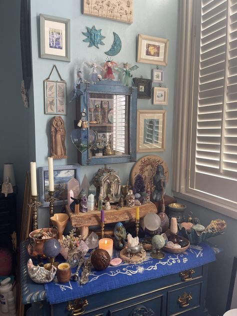 Witchy Cluttercore, Altar For Loved One, Altar In Bedroom, Alter Space Ideas, Alter Set Up Ideas, Cosmic Witch Altar, Witch Alter Inspiration, Alters Spiritual Ideas, Pet Altar