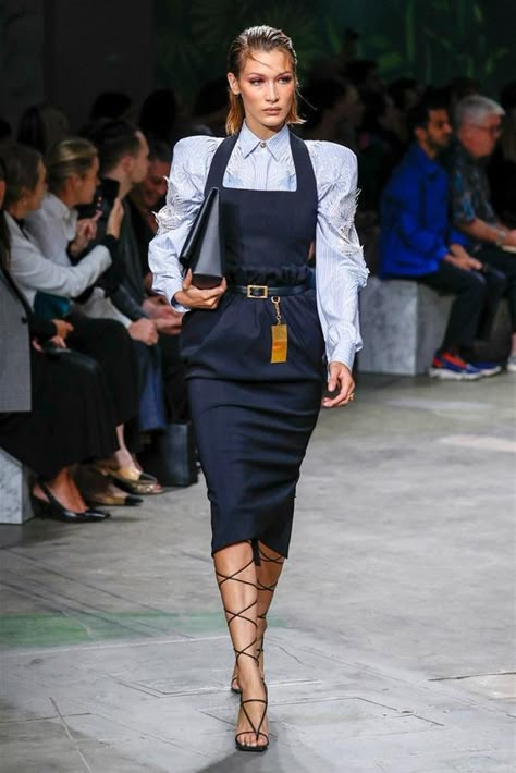 Versace 2020 Runway look worn by model Bella Hadid. Bella Hadid Runway Looks, Bella Hadid Catwalk, Versace 2020 Spring Summer, Bella Hadid Versace, Runway Versace, Bella Hadid Runway, Versace 2020, Model Versace, Runway Aesthetic