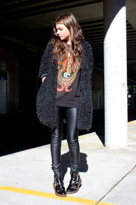 Black Fur Cardigan Outfit, Grunge Boots Outfit, Rock Chick Style Over 40, Peacoat Outfit, Leather Leggings Outfit, Look Boho Chic, Chic Winter Outfits, Hello Lover, Look Rock