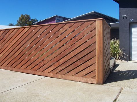 Merbau Screen, Screen Fencing, Wood Fence Design, Modern Fence Design, Privacy Fence Designs, Front Fence, Wake Ideas, Diy Fence, Privacy Walls