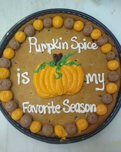 Message Cookie Designs, Fall Theme Cakes, Thanksgiving Cakes Decorating, Dessert Pizzas, Thanksgiving Sweets, Message Cookies, Cookie Cake Designs, Turkey Cake, Seasonal Baking