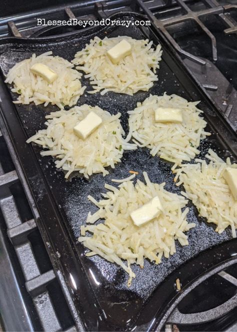 Gluten Free Hashbrowns, Frozen Hashbrown Recipes, Blackstone Ideas, Outdoor Griddle Recipes, Blackstone Cooking, Food Potatoes, Griddle Cooking Recipes, Potatoe Recipes, Frozen Hashbrowns