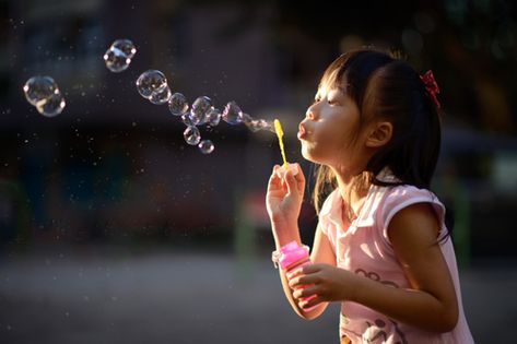 Physics - Physics of Blowing Bubbles Homemade Bubble Solution, Bubbles Photography, Bubble Drawing, Bubble Solution, Homemade Bubbles, Kids Bubbles, Fluid Dynamics, Pastel Sec, Bubble Wands