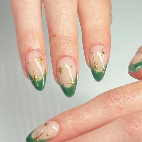 Nails With Plants Design, Gold Nail Detail, Moss Green French Tip Nails, Green French Tip Design Nails, Almond Nails With Green French Tip, Green Art Nails, Green And Gold French Nails, Acrylic Nail Designs Green French Tips, Cute Forest Green Nails