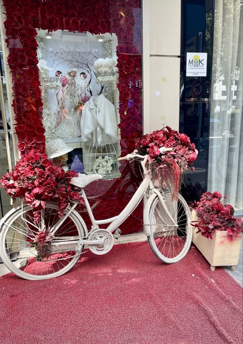 A cute storefront decorated with flowers and a bike🎀 #store #bike #weddingdecoration #decorationideas Decorated Bike, Bike Flowers, Bike Store, Valentines Flowers, Store Fronts, Flower Decorations, A Wedding, Wedding Decorations, Valentines