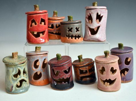 Heart Ceramics Ideas, Handmade Ceramic Gift Ideas, Ceramic Pumpkins Pottery, Ceramic Lantern Ideas, Halloween Ceramics Ideas, Halloween Clay Crafts, Clay Lantern, Halloween Ceramics, Pottery Halloween