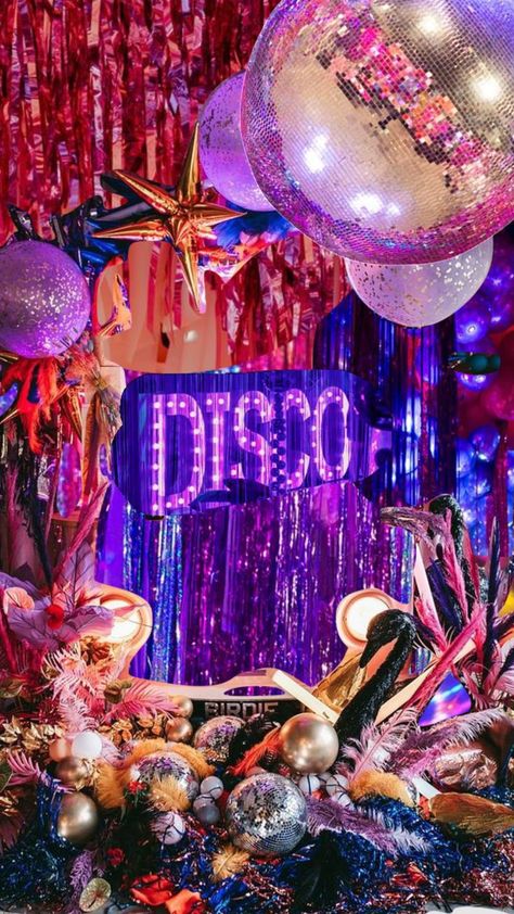 Disco Fever Party Decoration, Disco Photobooth, Disco Fever Party, Rave Theme, House Party Aesthetic, 70s Disco Party, 17th Birthday Ideas, Disco Decorations, Disco Party Decorations