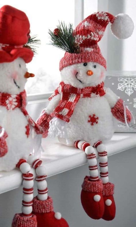 Snowmen Decorations, Red Top Hat, Christmas Decorations Red, Diy Snowman Decorations, Snowman Crafts Diy, Christmas Figures, Snowman Christmas Decorations, Handmade Christmas Crafts, White Scarf