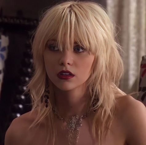 Early 2000s Hair, Female Mullet, Fairycore Academia, Rockstar Hairstyles, Emo Haircuts, Mullet Hair, Jenny Humphrey, Aesthetic Hairstyles, Photo Simple