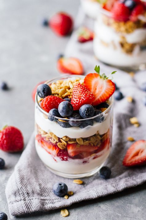 Triple Berry Breakfast Parfait: A Month Of Healthy Eats January Challenge (4-week nutrition and fitness plan) Yogurt Parfait Recipe, Breakfast Parfait, Greek Yogurt Parfait, Cheap Clean Eating, Parfait Breakfast, Berry Breakfast, Parfait Recipes, Yogurt Parfait, Diet Snacks