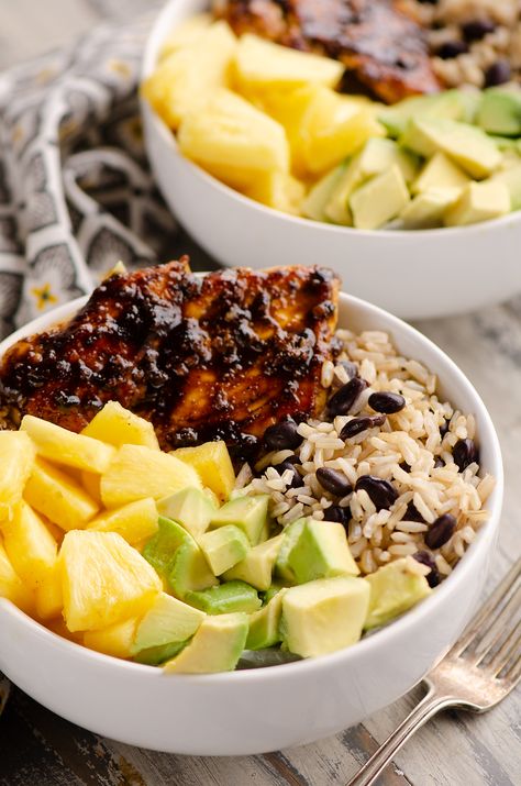 Cuban Chicken Rice Bowl is an easy 20 minute weeknight dinner recipe perfect for healthy meal prep. The combination of pineapple, avocado, rice and beans paired with the Cuban spiced chicken is delicious! Rice Bowls Healthy, Cuban Chicken, Easy Weeknight Dinners Healthy, Chicken Rice Bowl, Rice Bowl Recipe, Healthy Bowls Recipes, Chicken Rice Bowls, Rice Bowls Recipes, Chicken Healthy