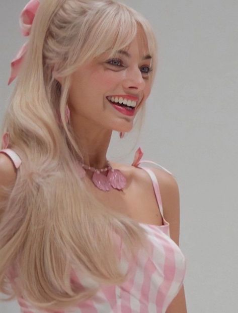 Barbie Bangs Hairstyles, Margot Robbie Barbie Hair, Margot Robbie Bangs, Barbie Movie Hair, Margot Robbie Hair, Bardot Bangs, Margot Robbie Style, Barbie Pictures, Barbie Hairstyle