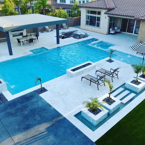 6 Signs It's Time For A Swimming Pool Remodel - California Pools Pool Flooring, Pool With Pool House, California Pools, Pool Plumbing, Pool Play, Geometric Pool, Florida Pool, Swimming Pool Decks, Pool Renovation