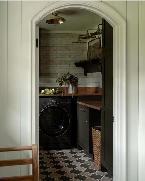 {FEATURE} What a beautiful mud room/laundry room! That arch and pretty check floors are so good together! I love the dark cabinets too! So beautiful! Design: @maggievollrath 📷: @addieeanes . . . Follow along @audreycrispinteriors for more interior design inspo! . . . . . . . . . . . . #doingneutralright #modernfarmhouse #apartmenttherapy #theeverygirlathome #showemyourstyled #inmydomaine #cljsquad #smmakelifebeautiful #hometohave #simplystyleyourspace #currentdesignsituation #pocketofmyho... Laundry/mudroom Ideas, Cottage Laundry Room, Laundry Room/mudroom, Laundry Room Design Ideas, Pantry Laundry Room, Laundry Space, Dream Laundry Room, Basement Laundry Room, Basement Laundry