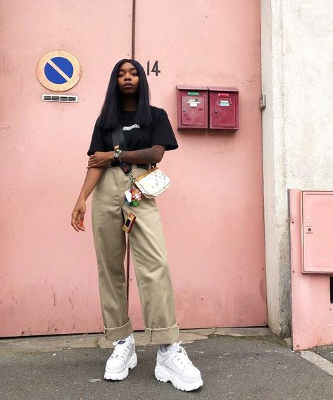 Best Platform Trainers: Aude-Julie makes hers work by turning up her chinos. Platform Sneakers Outfit, Street Style Aesthetic, New Street Style, Older Women Fashion, Streetwear Aesthetic, Style Aesthetic, Black Women Fashion, Sneakers Outfit, Petite Outfits