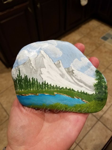 Stone Painting Landscape, Painting Mountains On Rocks, Stone Painting Mountain, Mountain Painting On Rock, Rock Painting Mountains Easy, Painted Rock Mountain, Rock Painting Ideas Nature, Rock Painting Ideas Landscapes, Rock Painting Ideas Mountain