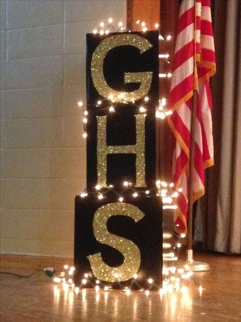 Black Gold Prom Decorations, School Dance Backdrop Ideas, Junior Prom Decorations Party Ideas, Prom Archway Ideas, Prom School Decoration, Tacky Prom Decorations, Go For The Gold Theme, Back To School Dance Decorations, School Event Decor