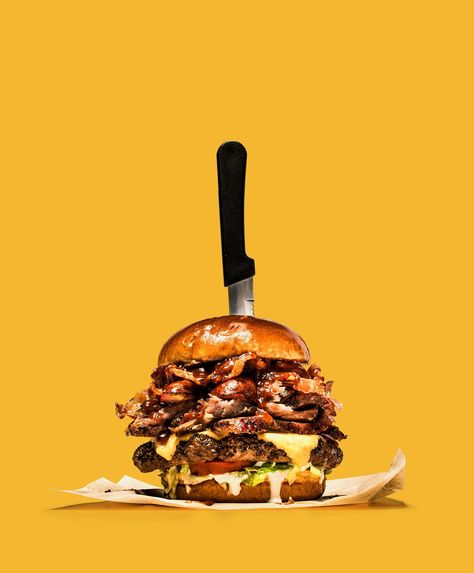 Chili's Launches Boss Burger with 5 Meats and 1,650 Calories | PEOPLE.com Mini Hamburgers, Burger Menu, Food Art Photography, Food Photoshoot, Fast Food Menu, Photo Food, Food Advertising, Food Photography Inspiration, Burger Bar