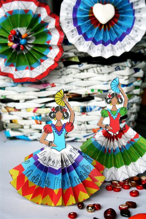 fiesta senoritas and rosettes_dennasideas.wordpress.com Art And Craft Activities, Mexican Dolls, Mexico Crafts, Spanish Crafts, World Thinking Day, Paper Rosettes, Mexican Crafts, Spanish Art, 5 De Mayo