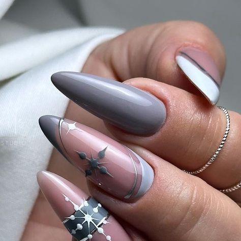 Grey Christmas Nails, Dark Color Nails, Grey Acrylic Nails, Grey Nail Art, Grey Nail, Christmas Nail Ideas, Grey Nail Designs, Winter Manicure, Grey Christmas