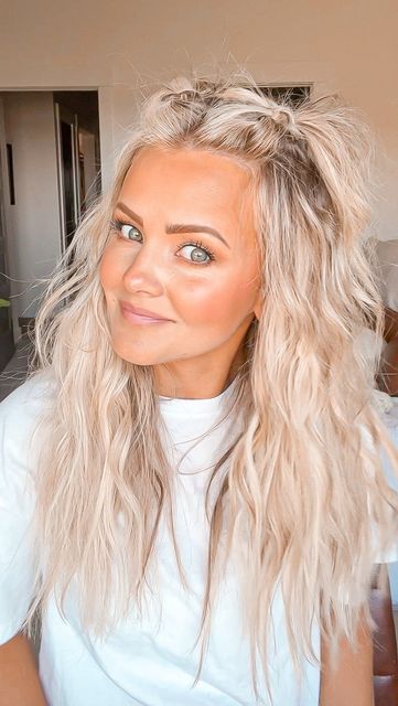 80s Hair Crimped Hairstyles, Country Rock Hairstyles, Cute Womens Hairstyles, Simple Elastic Hairstyles, Womens Summer Hairstyles, Hair Ideas Work, Long Crimped Hairstyles, Medium Hair Up Dos Easy, Bubble Braid Hair Down