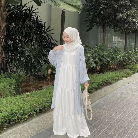 Iman Qistina, Dress Muslim Modern, Muslimah Fashion Casual, Hijab Designs, Gowns Dresses Elegant, Muslim Outfits Casual, Muslim Fashion Hijab Outfits, Ootd Dress, Muslim Fashion Hijab