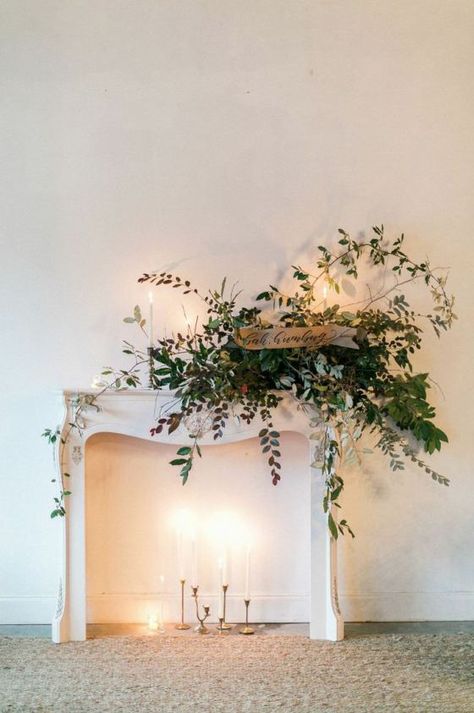 7194094938fdb95ef4ae8e1ca66e8296 Wedding Fireplace, Holiday Mantel, Deco Nature, The Fireplace, Christmas Mantels, Deco Floral, Arte Floral, Fireplace Decor, Event Styling