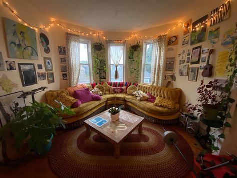 70s Vintage Apartment, 70s Cozy Living Room, Cozy Corner Floor Seating, Retro Colorful Living Room, 1980s Home Decor Interior Design, 70s Aesthetic Apartment, Vintage Nyc Apartment, Indie Living Room Decor, Maximalist Apartment Aesthetic