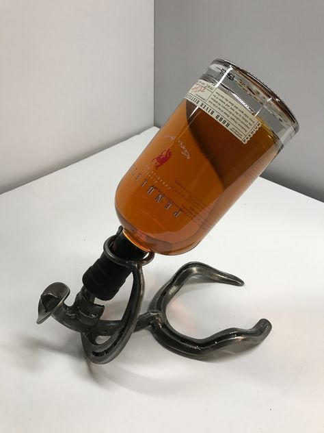 Welding Crafts, Horseshoe Projects, Horseshoe Crafts, Welding Art Projects, Wine Bottle Holder, Horseshoe Art, Metal Art Welded, Wine Bottle Holders, Wine Clubs